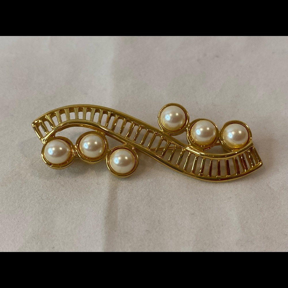 Vintage Monet Pearl “S” Shaped Brooch Pin

Gold Tone With Faux Pearls